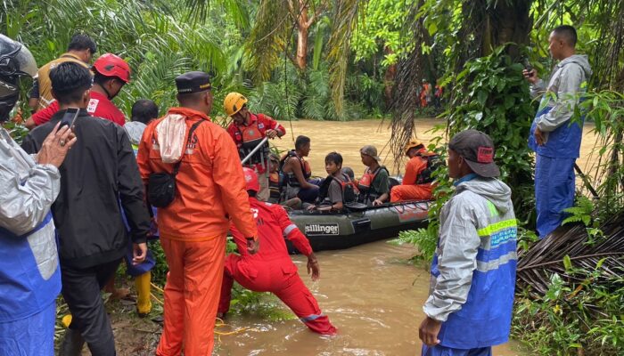 10 Warga Terjebak Banjir di Agam Berhasil Dievakuasi Tim SAR