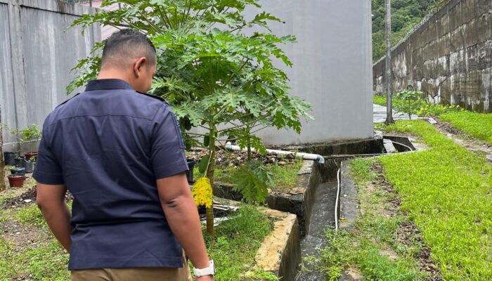 Pastikan Rutan Padang Aman dari Ancaman Banjir, Kepala Rutan Lakukan Pengecekan Saluran Drainase