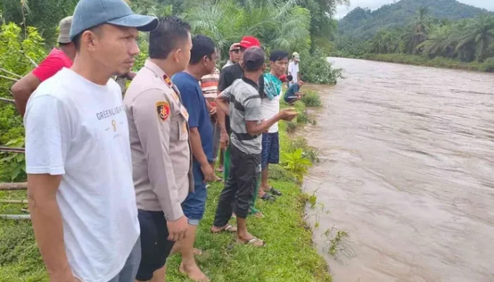 Warga Dilaporkan Hanyut saat Menyebrangi Sungai Kampung Akad