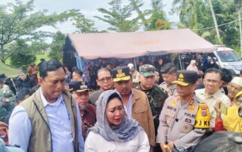 Bulog Bersama Ketua Komisi IV RI Salurkan Bantuan Korban Bencana di Padang