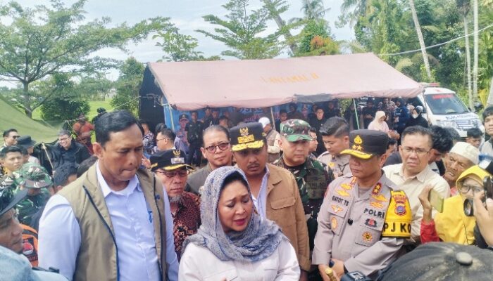 Bulog Bersama Ketua Komisi IV RI Salurkan Bantuan Korban Bencana di Padang