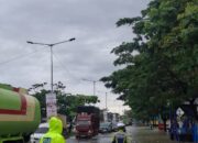 Polisi Bantu Kendaraan Mogok Akibat Banjir di By Pass Padang