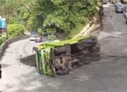 Truk Batu Bara Terguling di Panorama 1 Sitinjau Lauik, Arus Padang–Solok Alami Kemacetan