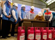 Pertamina dan SERUNI Serahkan Bantuan Air Bersih dan 1.577 Tabung Bright Gas bagi Warga Terdampak Bencana di Pidie Jaya