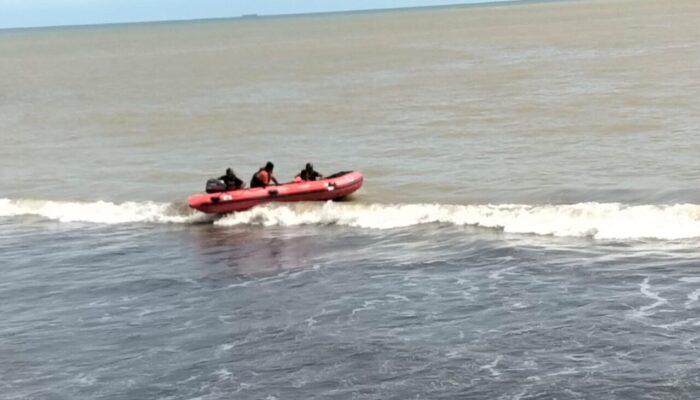 Dua Bocah Dilaporkan Terseret Ombak di Pantai Ujung Karang Padang