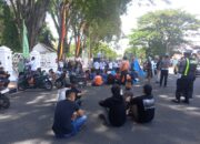 ​Para Buruh di Sumbar Geruduk Kantor Gubernur, Desak Pembentukan UMK dan Evaluasi Upah Murah