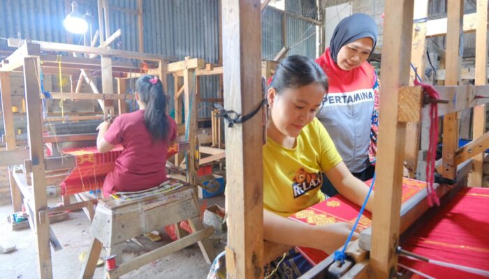 Filosofi ‘Pohon Kehidupan’: Sakkamadeha Berdayakan 70 Penenun Lokal di Kawasan Danau Toba