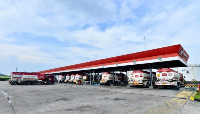 Rehabilitasi Jalan Hambat Distribusi, Pertamina Terapkan Operasi 24 Jam di IT Teluk Kabung