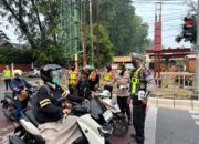 Polda Sumbar Bagikan Masker kepada Warga, Ingatkan Pentingnya Jaga Kesehatan