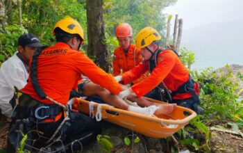 Detik-detik Dua Pemancing Dihantam Ombak Besar di Kawasan Bukit Lampu